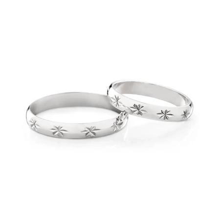 Aliança de Namoro de Prata Abaulada Lisa com Detalhes Estrela no Aro - 3,5mm
