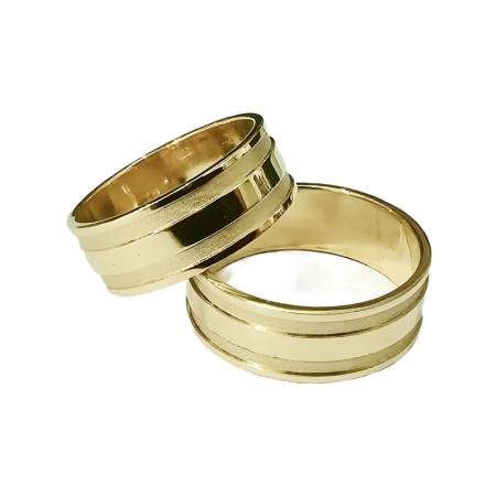 Aliança de Casamento de Ouro Reto com Dois Frisos Diamantados - 7,5mm
