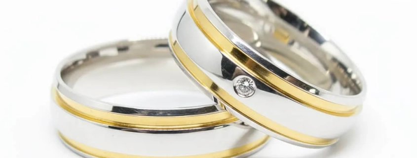 Aliança de Namoro Prata com Filetes de Ouro e Zircônia Anatômica 6mm - LSR Joias - Joalheria Artesanal Mineira Aliança de Namoro Prata com Filetes de Ouro e Zircônia Anatômica 6mm - LSR Joias - Joalheria Artesanal Mineira