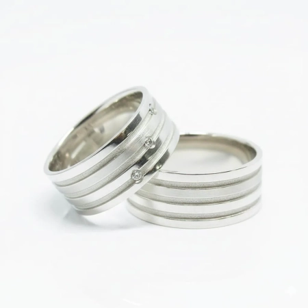 Aliança de Namoro de Prata 950 Reta com Frisos e Zircônias 9,0mm