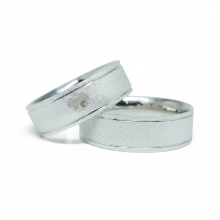 Aliança de Namoro Prata Reta Diamantada com Coração Vazado 6mm - LSR Joias - Joalheria Artesanal Mineira