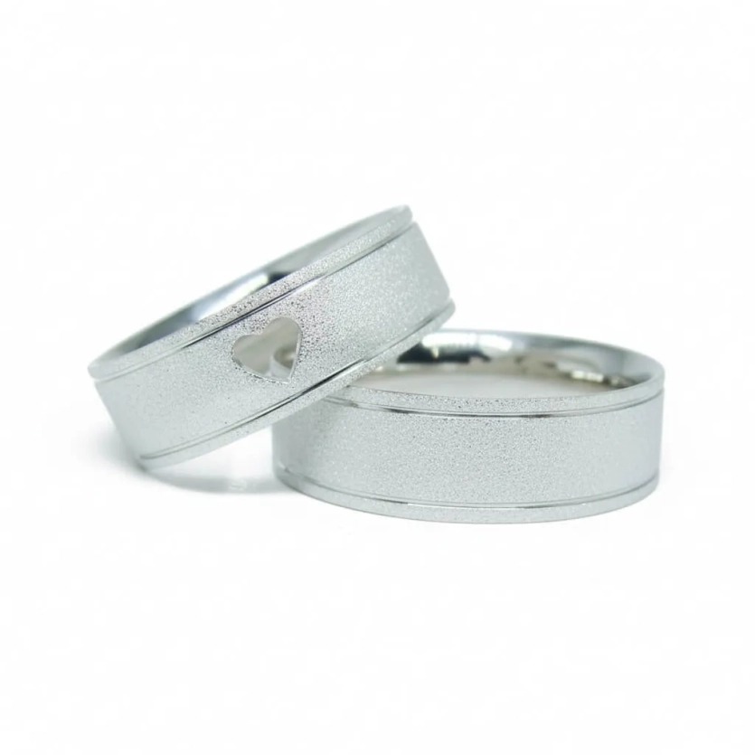 Aliança de Namoro Prata Reta Diamantada com Coração Vazado 6mm - LSR Joias - Joalheria Artesanal Mineira