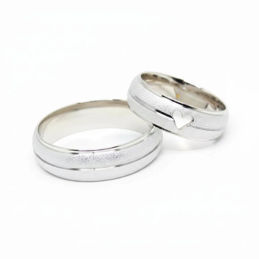 Aliança de Namoro Prata Abaulada Diamantada com Friso Central e Coração Vazado 6mm - LSR Joias - Joalheria Artesanal Mineira