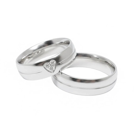 Aliança de Namoro Prata Abaulada e Anatômica com Friso Central e Coração de Zircônias - 6mm