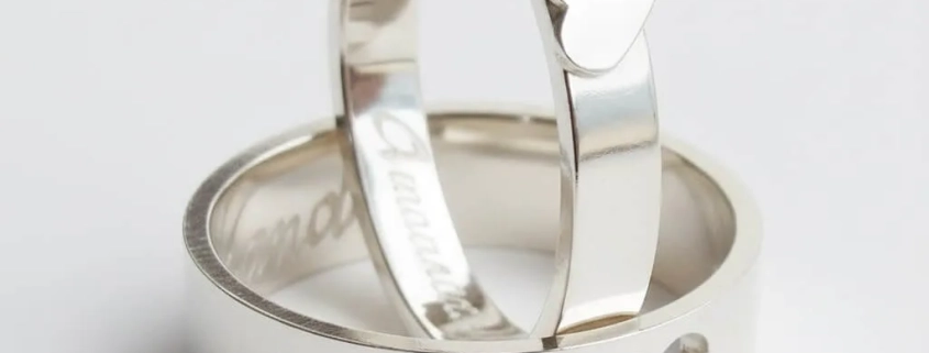 Aliança de Namoro Prata Reta com Coração Vazado e Suspenso - 6mm - LSR Joias - Joalheria Artesanal