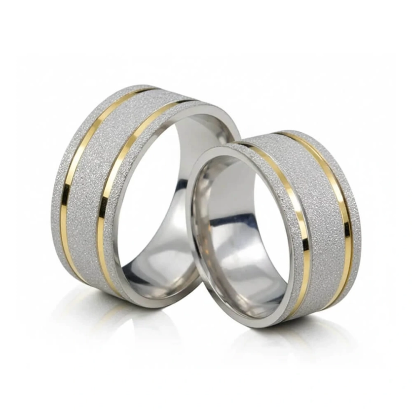 Aliança de Namoro Prata com Filetes de Ouro Reta Diamantada Semi Anatômica 8mm - LSR Joias - Joalheria Artesanal Mineira