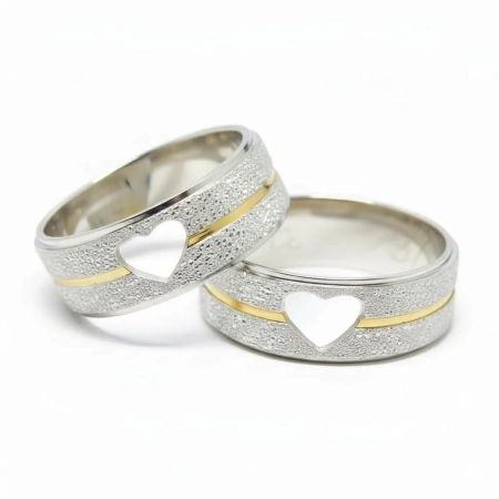 Aliança de Namoro Prata com Filetes de Ouro Reta e Diamantada 6mm com Coração Vazado - LSR Joias - Joalheria Artesanal Mineira