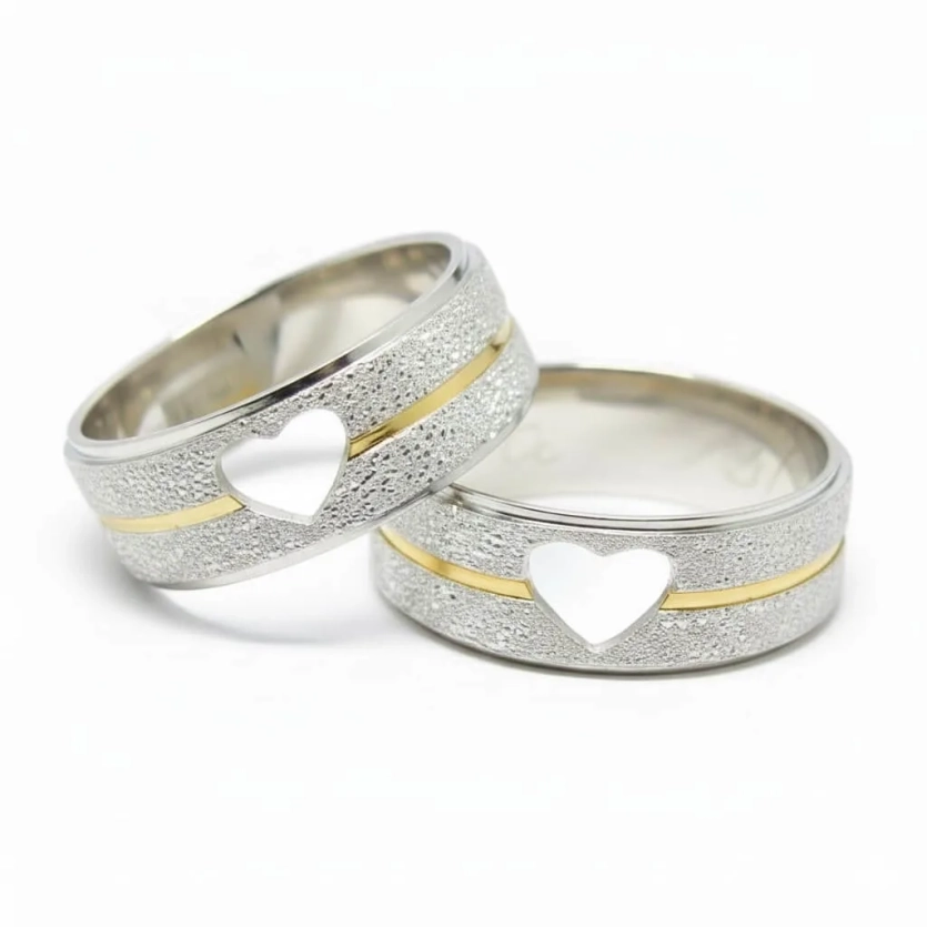 Aliança de Namoro Prata com Filetes de Ouro Reta e Diamantada 6mm com Coração Vazado - LSR Joias - Joalheria Artesanal Mineira