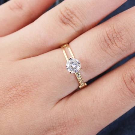 Anel Solitário de Ouro 18k com Aro Vazado e Zircônias